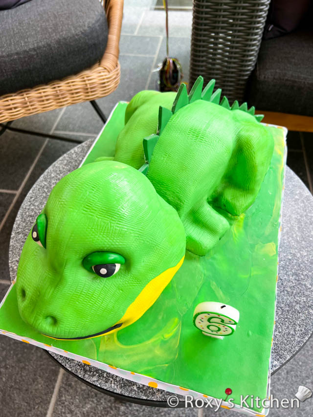 How to Make a Green Dinosaur Cake - 6th birthday party 