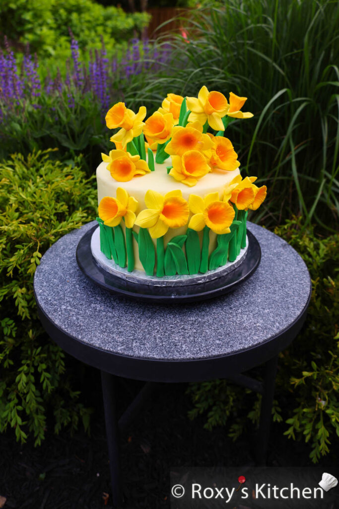 How to make a Spring Cake decorated with gum paste / fondant daffodils