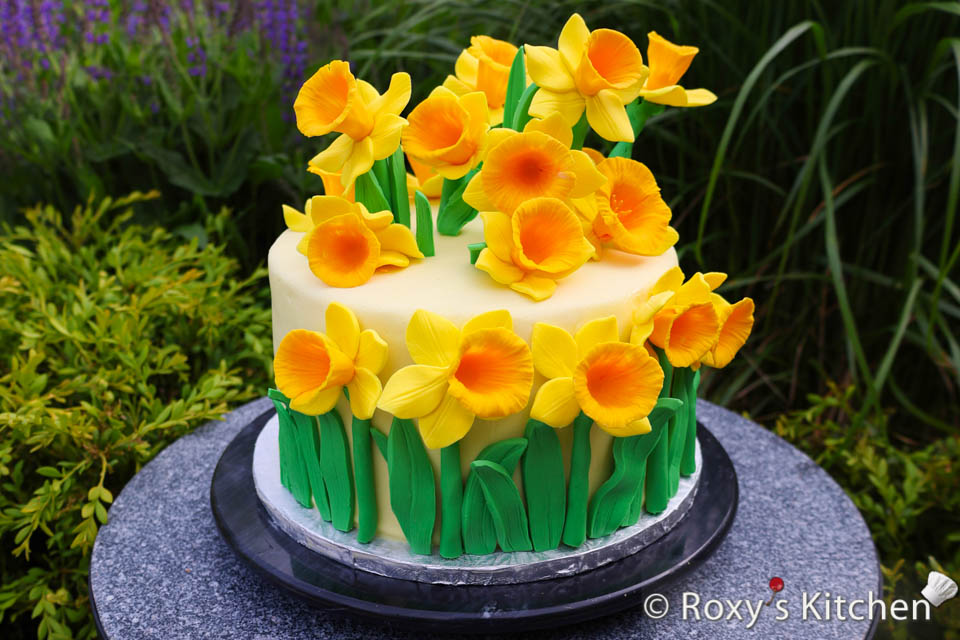 How to make a Spring Cake decorated with gum paste / fondant daffodils