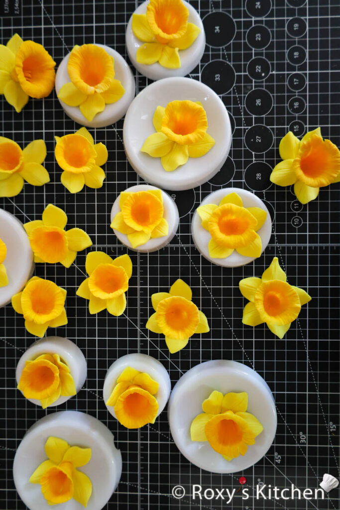 Gum paste / fondant daffodils - how to make them to decorate cakes