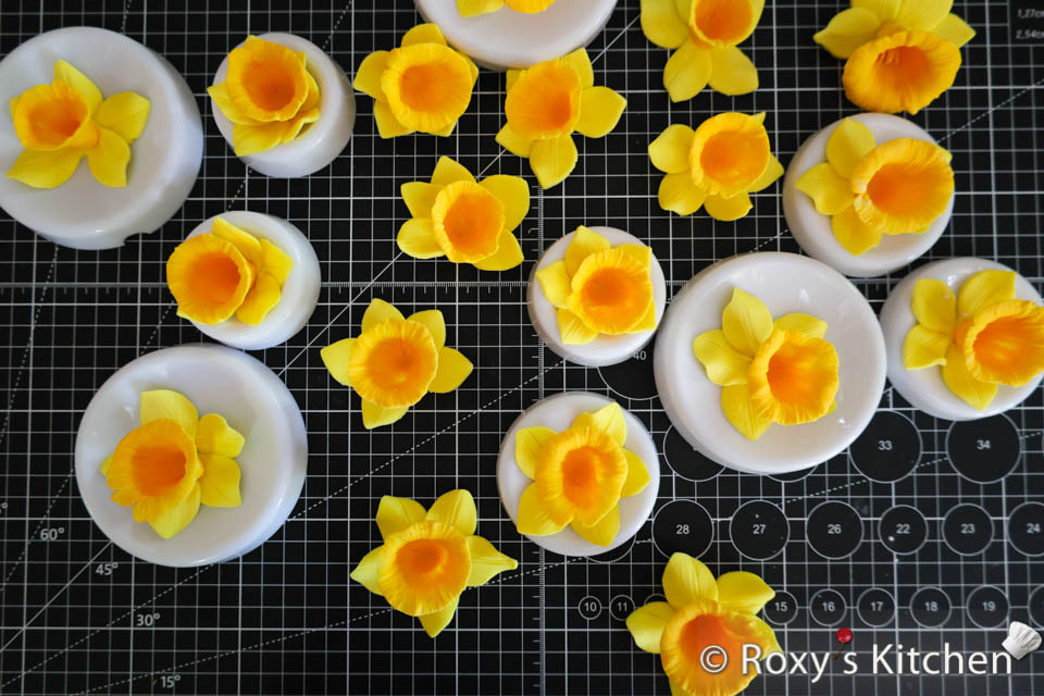Gum paste / fondant daffodils - how to make them to decorate cakes