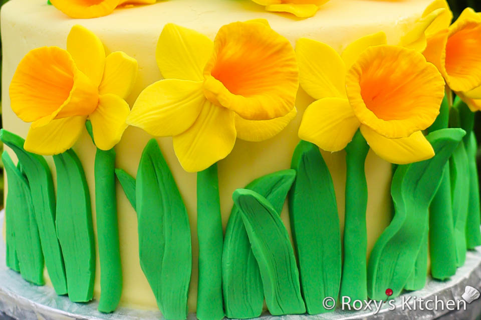 Spring Cake decorated with gum paste / fondant daffodils