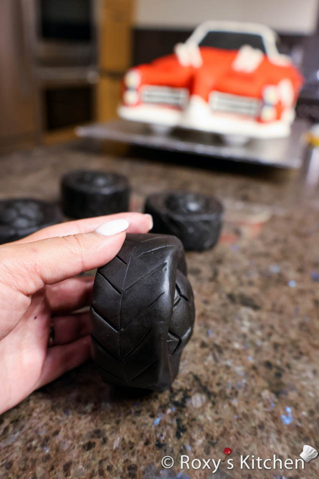 How to make a car tire for a Race Car Cake. 